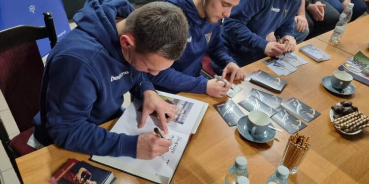 Piłkarze Pogoni w więzieniu. „Portowcy” odwiedzili osadzonych w Zakładzie Karnym w Nowogardzie