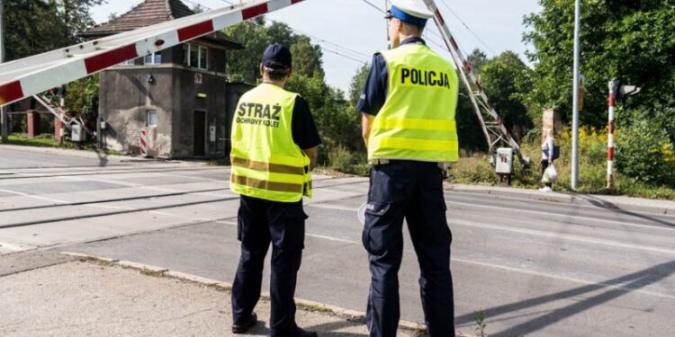 Policjant wraz z funkcjonariuszem SOK powstrzymali kobietę przed samobójstwem