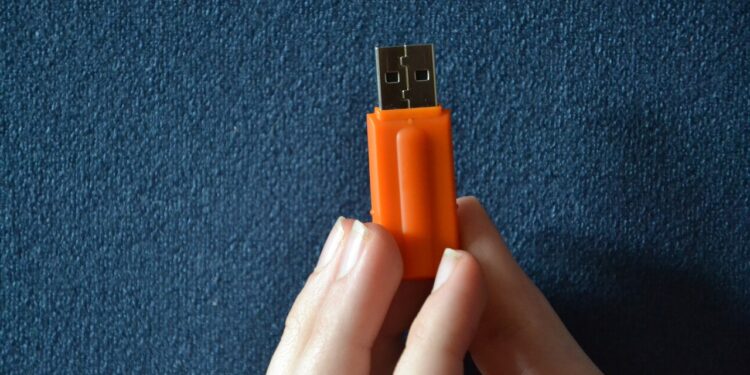 Szczecin: Zaginione pendrive’y z poufnymi danymi z sądu. UODO wymierza karę