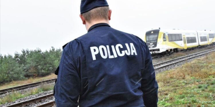 Było o krok od tragedii. Policjanci uratowali 17-latkę, która chciała rzucić się pod pociąg