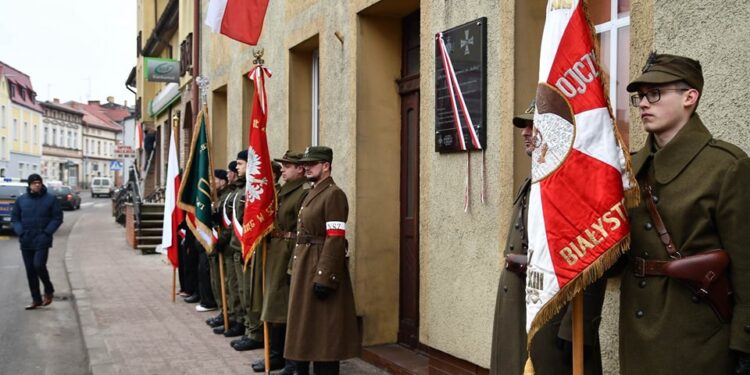 Dzięki pospolitemu ruszeniu naprawiono grób Bohatera