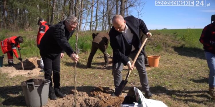 Zasadzono Sad Pamięci im. Jana Pawła II. To już trzecia odsłona ogólnopolskiej akcji „Łączą nas drzewa”