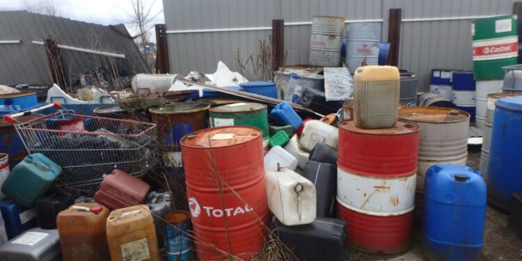 Nielegalne składowisko niebezpiecznych substancji odnalezione w okolicy Odry. Przeszło 700 pojemników z chemikaliami