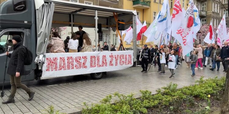 Pogoda zawiodła, ludzie nie. Tłumy na Szczecińskim Marszu dla Życia!