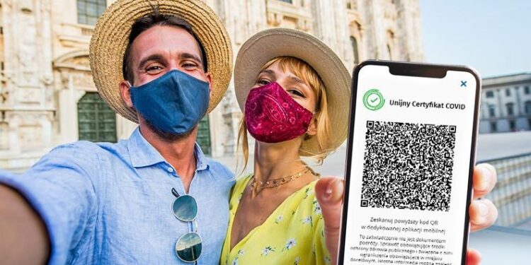 3 grupy przestępcze handlowały paszportami covidowymi – podejrzanych w sprawie jest już 230 osób!