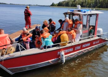 Na Zalewie Kamieńskim statek wycieczkowy utknął na mieliźnie. Ewakuowano 99 pasażerów jednostki