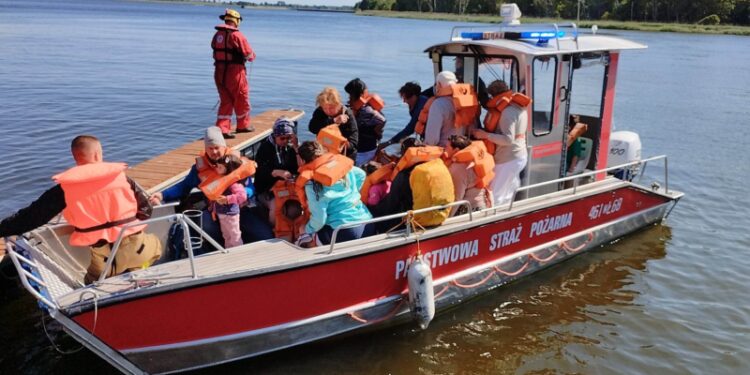 Na Zalewie Kamieńskim statek wycieczkowy utknął na mieliźnie. Ewakuowano 99 pasażerów jednostki
