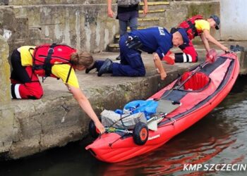 Kajakarz z Niemiec zagubił się na Odrze i wpłynął w strefę zakazu. Mężczyźnie pomógł szczeciński WOPR
