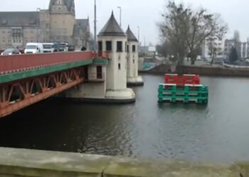 Skoczyli do Odry z Mostu Długiego w poszukiwaniu telefonu komórkowego