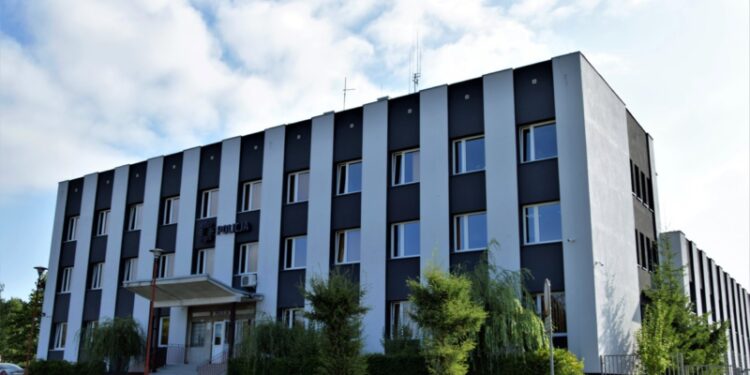 Nagły atak „skrótu myślowego”: mieszkaniec Polic przeskakuje przez ogrodzenie, by podpisać dozór policyjny. Okazuje się, że jest poszukiwany