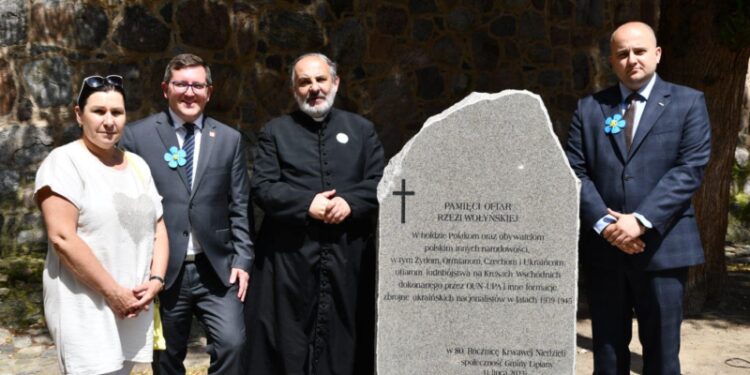 Odsłonięcie Pomnika Pamięci Ofiar Rzezi Wołyńskiej w Lipianach