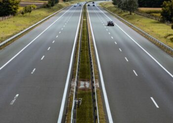 Od dzisiaj poważne zmiany w ruchu drogowym. Koniec wyprzedzania się TIR-ów, zniesienie opłat i szybsze przedawnienie punktów karnych