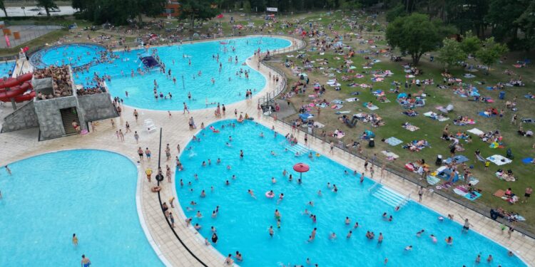 Miejsca dla niepełnosprawnych są, ale nie można z nich korzystać. Problem na parkingu przy Arkonce