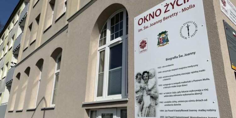 Koszalin: kilkutygodniowa dziewczynka znaleziona w Oknie Życia