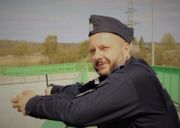 Wybudzony w środku nocy policjant uratował mężczyznę. Powstrzymał 40-latka od targnięcia się na własne życie