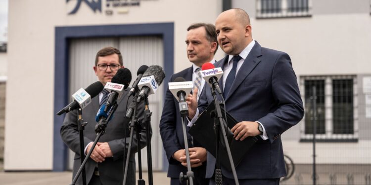 Praca dla więźniów, oraz brak litości dla pedofilów – konferencja prasowa Suwerennej Polski w Stargardzie