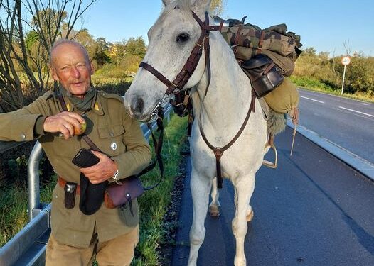 Ułan wędrujący po Pomorzu. Ma ważną misję