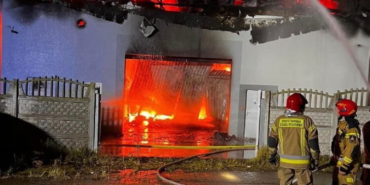 Pożar hali produkcyjnej w Stargardzie. W nocnej akcji udział wzięło kilkanaście zastępów straży pożarnej