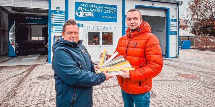 „Świecimy przykładem” – w Nowogardzie zbierają odblaski by zwiększyć bezpieczeństwo na drogach