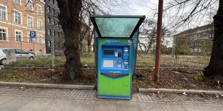Dlaczego postawiono biletomat z dala od przystanku komunikacji publicznej? Pytanie radnego KO do prezydenta Krzystka