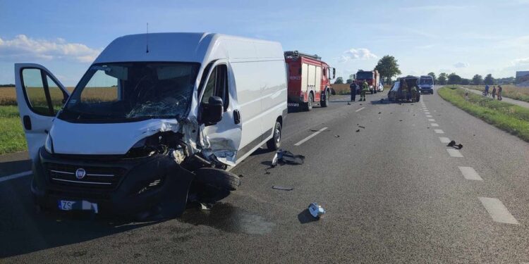 Uderzył w stojące pojazdy, wpadł do rowu i zaczął uciekać. Pijany kierowca stanie przed sądem