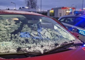 Koszalin: Nie zatrzymał się do kontroli drogowej, spowodował kolizję z policyjnym radiowozem