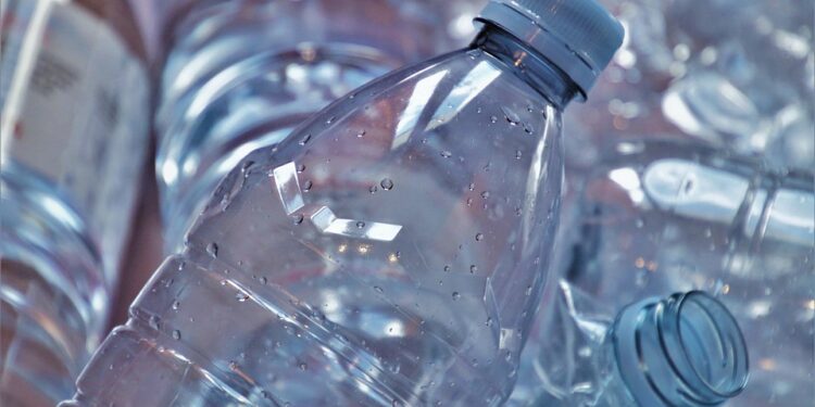 Policja zatrzymała 31-latka z dużą ilością narkotyków ukrytych w butelce