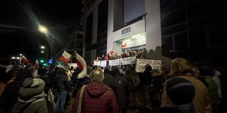 Szczecin: Protest pod siedzibą TVP. „Tu chodzi o elementarne zasady”