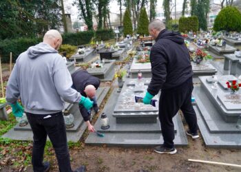 Osadzeni z Aresztu Śledczego w Szczecinie porządkowali groby Sprawiedliwych na Cmentarzu Centralnym