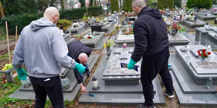 Osadzeni z Aresztu Śledczego w Szczecinie porządkowali groby Sprawiedliwych na Cmentarzu Centralnym