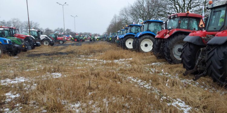 Rolnicy kontynuują protest