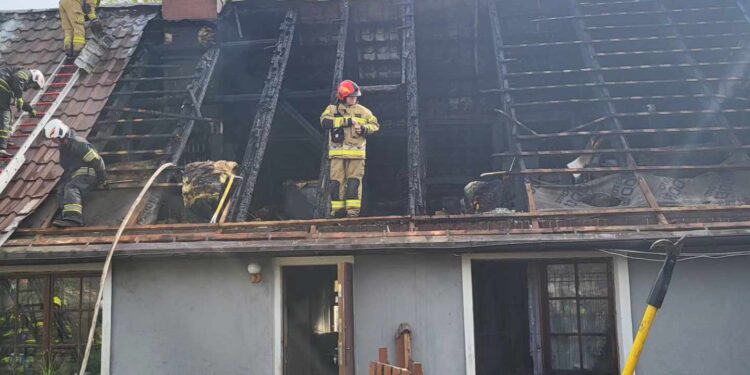 Tragedia w Oświnie: Rodzina straciła dom w pożarze, teraz przyszedł czas na odbudowę