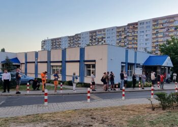 Kolejki po numerki. Poranek przed Urzędem Miasta na prawobrzeżu.