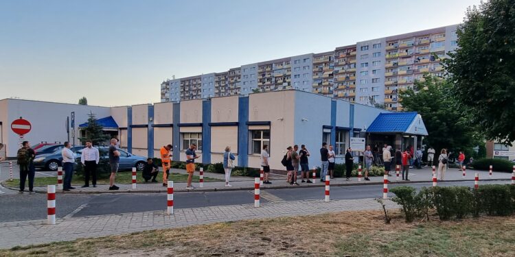 Kolejki po numerki. Poranek przed Urzędem Miasta na prawobrzeżu.