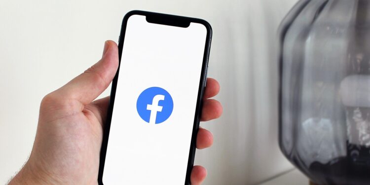 Komisja Europejska nałożyła na Facebook-a 800 mln euro kary