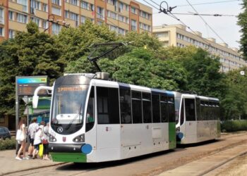 Poszukiwany mężczyzna leżał pijany na torach tramwajowych