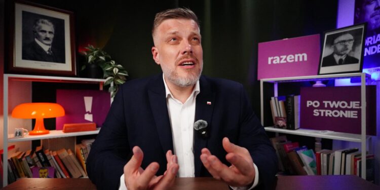 Zandberg twierdzi, że Tusk daje się czołgać Niemcom ws. Schengen, a potem grzecznie milczy.