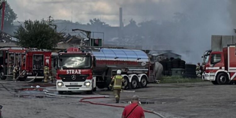 Pożar zakładu wulkanizacyjnego w Szczecinie. Na miejscu liczne zastępy straży 🔥